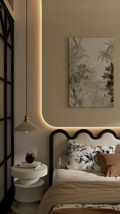 温馨卧室一角的静谧氛围