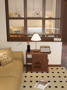 温馨客厅一角的静谧场景