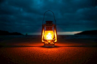夜幕中点亮的复古煤油灯