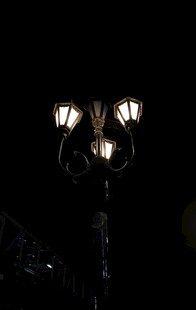 黑夜中的复古路灯