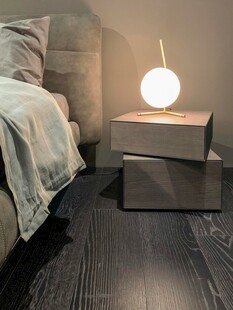 卧室温馨角落台灯与床品