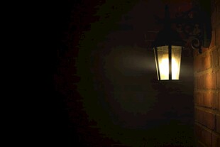 墙边点亮的复古小灯