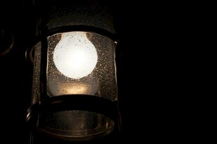 复古壁灯散发柔和光芒