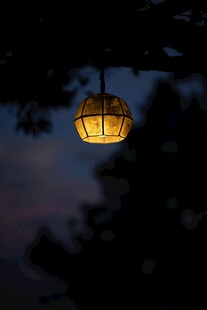 夜幕下的发光灯笼