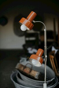 简约橙色台灯与餐具组合