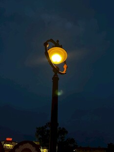 夜幕下的暖光路灯