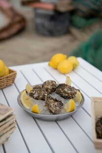 美味盘中牡蛎配柠檬