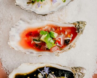 美味生蚝 诱人酱汁点缀