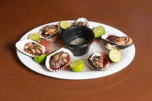 美味海鲜拼盘配蘸料