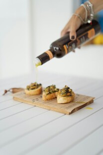 手斟酱油于精致小食上