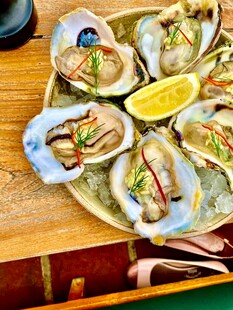 柠檬配生蚝 美味海鲜餐