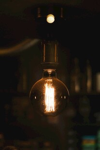 复古灯泡散发温暖光芒