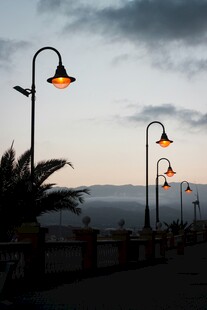 黄昏下的路灯海滨景致
