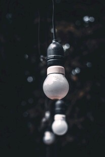 悬挂的复古白炽灯泡