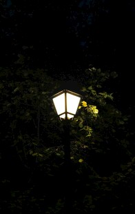 夜幕下点亮的复古路灯