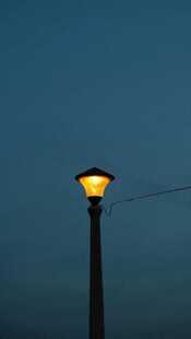 夜幕下的孤独路灯