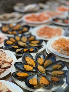 丰盛海鲜拼盘美食展示