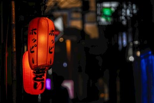 街头悬挂的红色灯笼