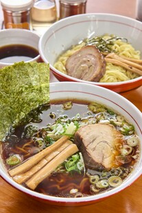 两碗美味日式拉面