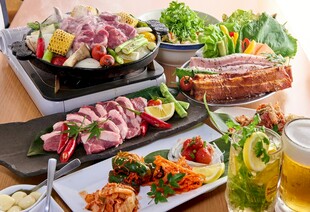 丰盛韩式美食拼盘展示