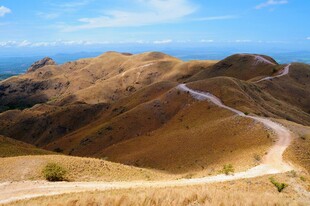 山间蜿蜒公路与辽阔海景