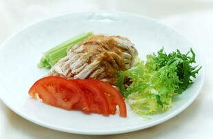 美味摆盘的鸡肉蔬菜套餐