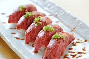 美味牛肉寿司卷摆盘精致