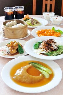 丰盛中式菜肴摆桌
