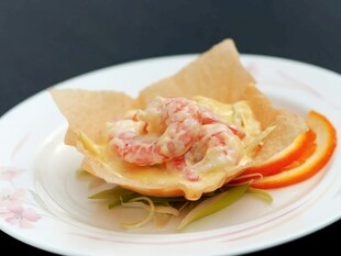 虾仁脆饼配橙片