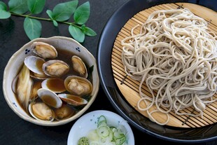 荞麦面配蛤蜊等美味餐食