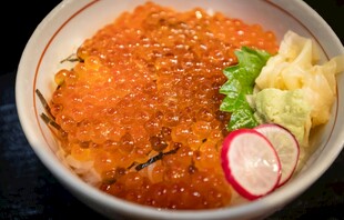 美味鱼子酱盖饭
