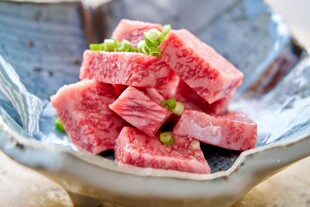 鲜嫩牛肉块 点缀葱花