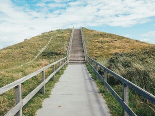 通往山顶的宁静步道