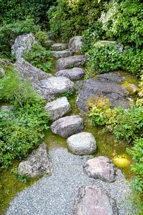 日式石径 绿意盎然的景致