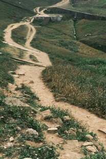 蜿蜒山间土路风景