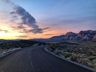公路尽头的壮丽日落景观