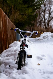 雪地中的停放的儿童自行车