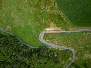 蜿蜒公路穿梭翠绿山林