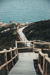 海边木栈道通往辽阔大海