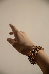 戴金手链的手伸出