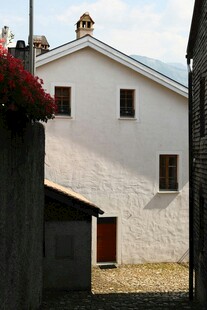 乡村白墙房屋景致
