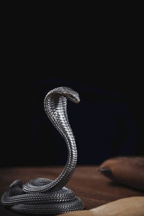 金属眼镜蛇摆件