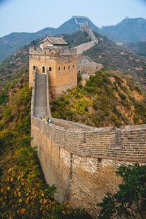 壮丽长城蜿蜒于山峦之间