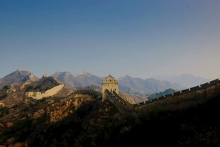 壮丽长城蜿蜒于山峦之间