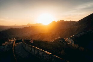 夕阳下的壮美长城景观