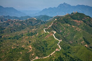 壮丽蜿蜒的山间长城景观