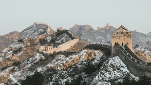 雪后壮丽的古老长城