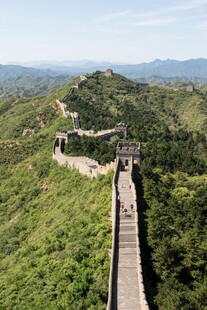 壮丽长城蜿蜒于青山之间