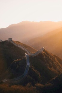 夕阳下的壮美万里长城