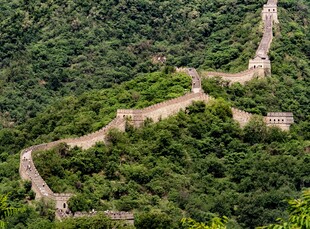 蜿蜒长城穿梭于葱郁山林